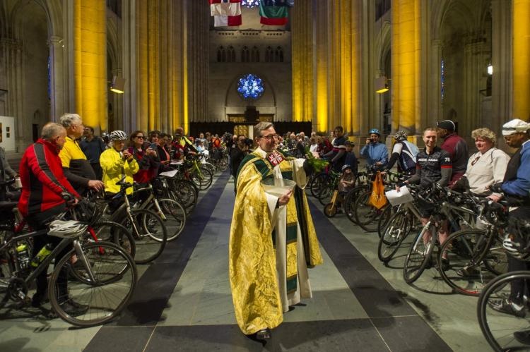 فیلم | بیستمین سالگرد تقدیس دوچرخه در کلیسایی در نیویورک!