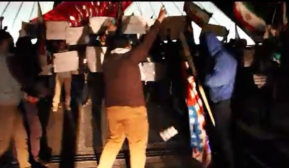 فیلم | بسیجی‌ها متن برجام را در میدان آزادی سوزاندند