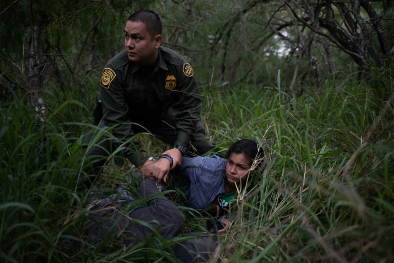 تصاویر | بازداشت پناهجویان پشت مرزهای آمریکا