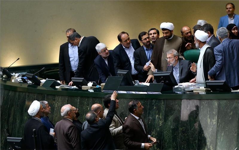 مخالفت تمام‎قد لاریجانی با نمایش دوباره دلواپسان در مجلس: حقوق می‎گیرید که رأی دهید، جمع کنید!