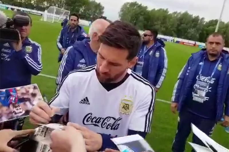 فیلم | ویدئوی اختصاصی خبرآنلاین از تمرین تیم آرژانتین | از مسی برایتان امضا گرفتیم