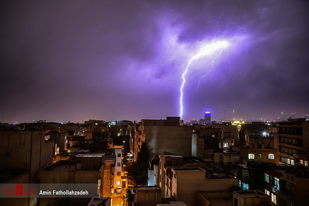 تصاویر تماشایی از رعد و برق شبانه تهران