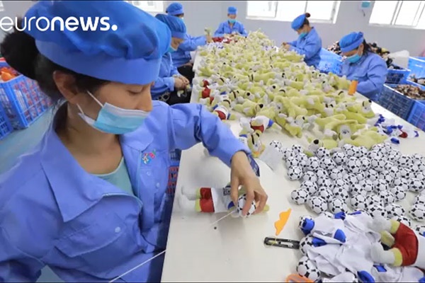 فیلم | خط تولید عروسک یادگاری جام‌جهانی روسیه در چین