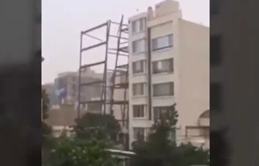 فیلم | لحظه سقوط اسکلت ساختمان در طوفان مشهد