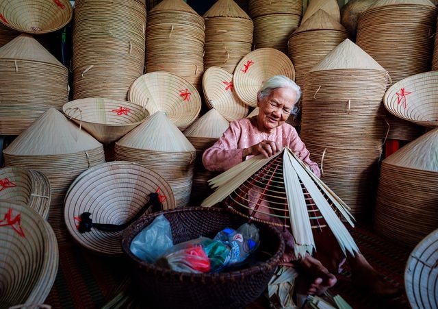 عکس | ساخت کلاه سنتی ویتنامی‌ها در عکس روز نشنال جئوگرافیک 