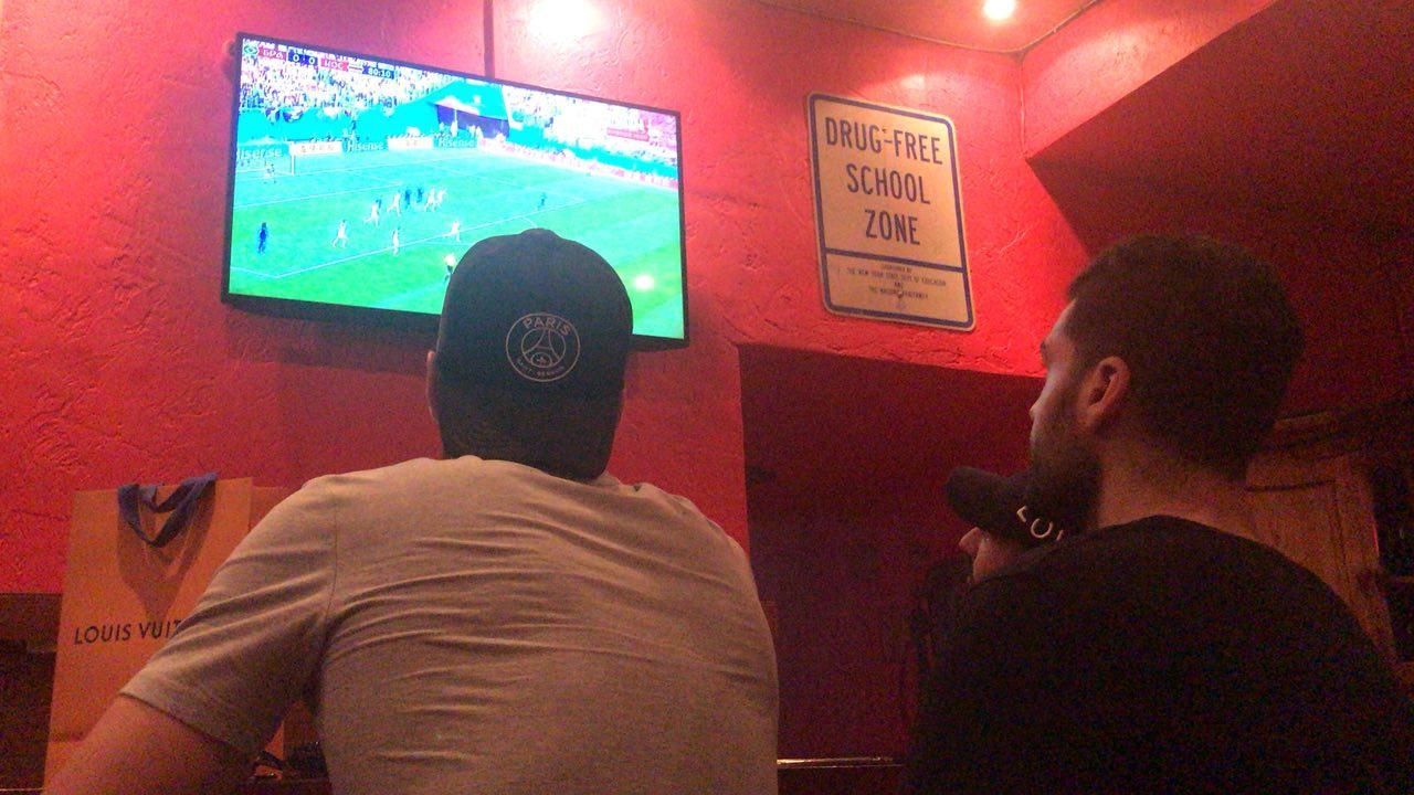 تصویری از ملی‌پوشان ایران در رستوران، در حال تماشای بازی برزیل