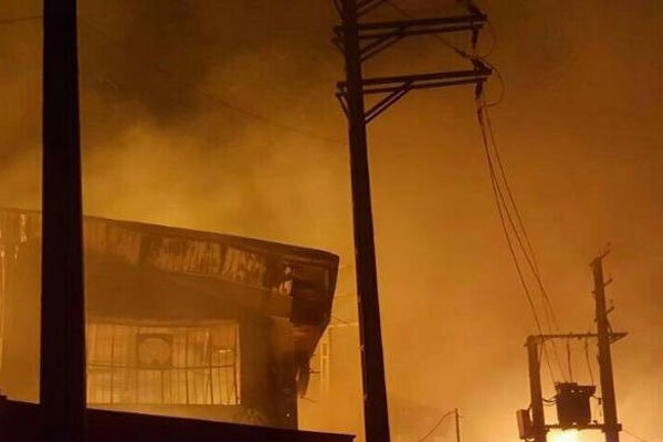 فیلم | آتش‌سوزی گسترده در انبار چوب آزادگان