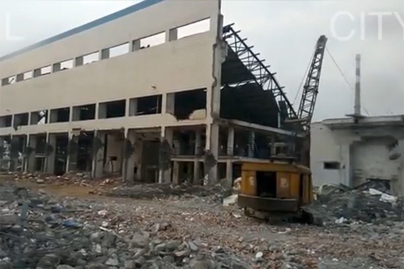 فیلم | تخریب ساختمان فقط با یک ضربه! (۲۰ثانیه)