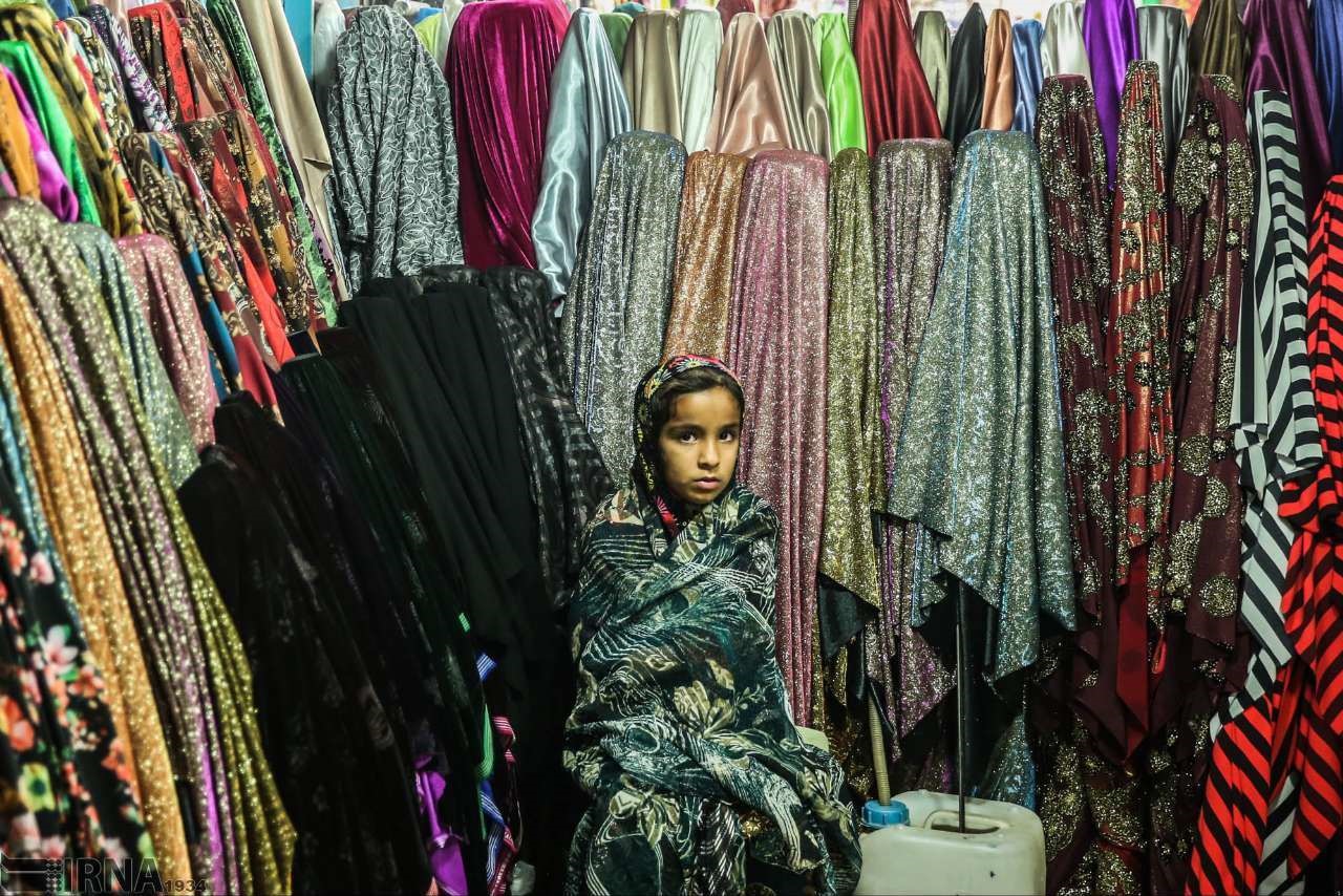 تصاویر | از گران‌ترین پارچه‌ها تا ارزان‌ترین لباس‌های دست دوم در بازار روز ایرانشهر
