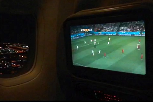 فیلم | تماشای بازی ایران و پرتغال در هواپیمای امارات (۳۰ثانیه)