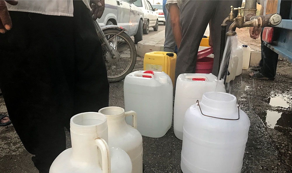 تصاویر | توزیع آب شرب با تانکر و گالن در خوزستان