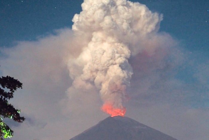 فوران آتشفشان و لغو پرواز در جزیره توریستی اندونزی/ امکان وقوع زلزله در بالی در روزهای آینده/ عکس