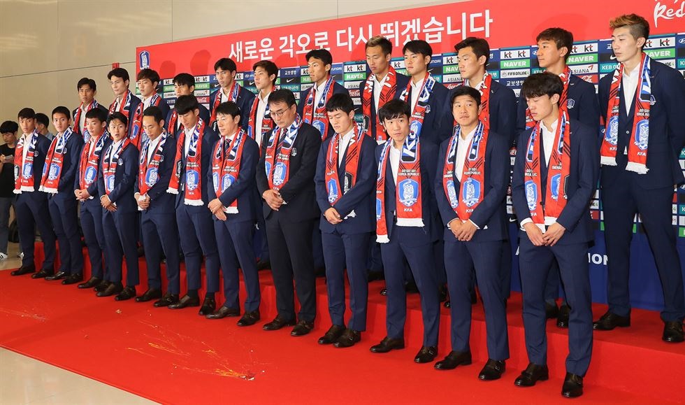 فیلم | استقبال عجیب از بازیکنان کره‌جنوبی با پرتاب تخم‌مرغ