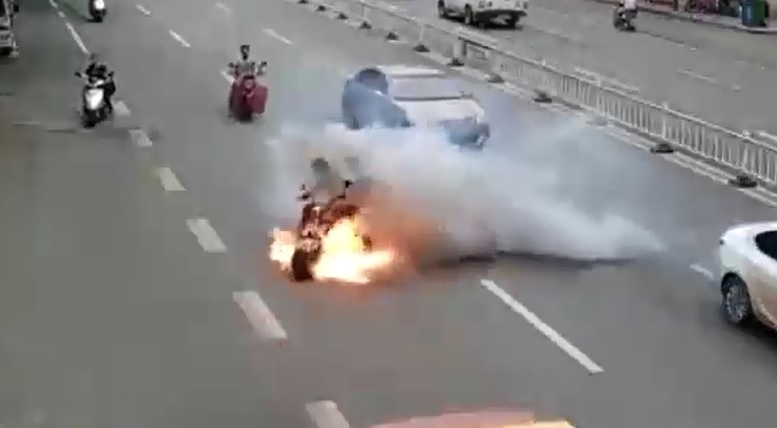 فیلم | لحظه انفجار باتری و آتش‌سوزی شدید موتورسیکلت 