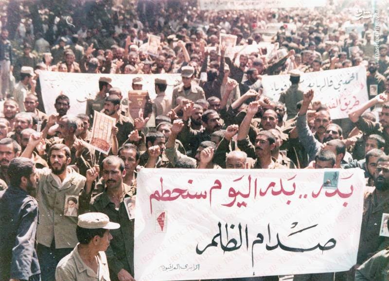 عکس | حضور اُسرای عراقی در راهپیمایی روز قدس در دهه ۶۰