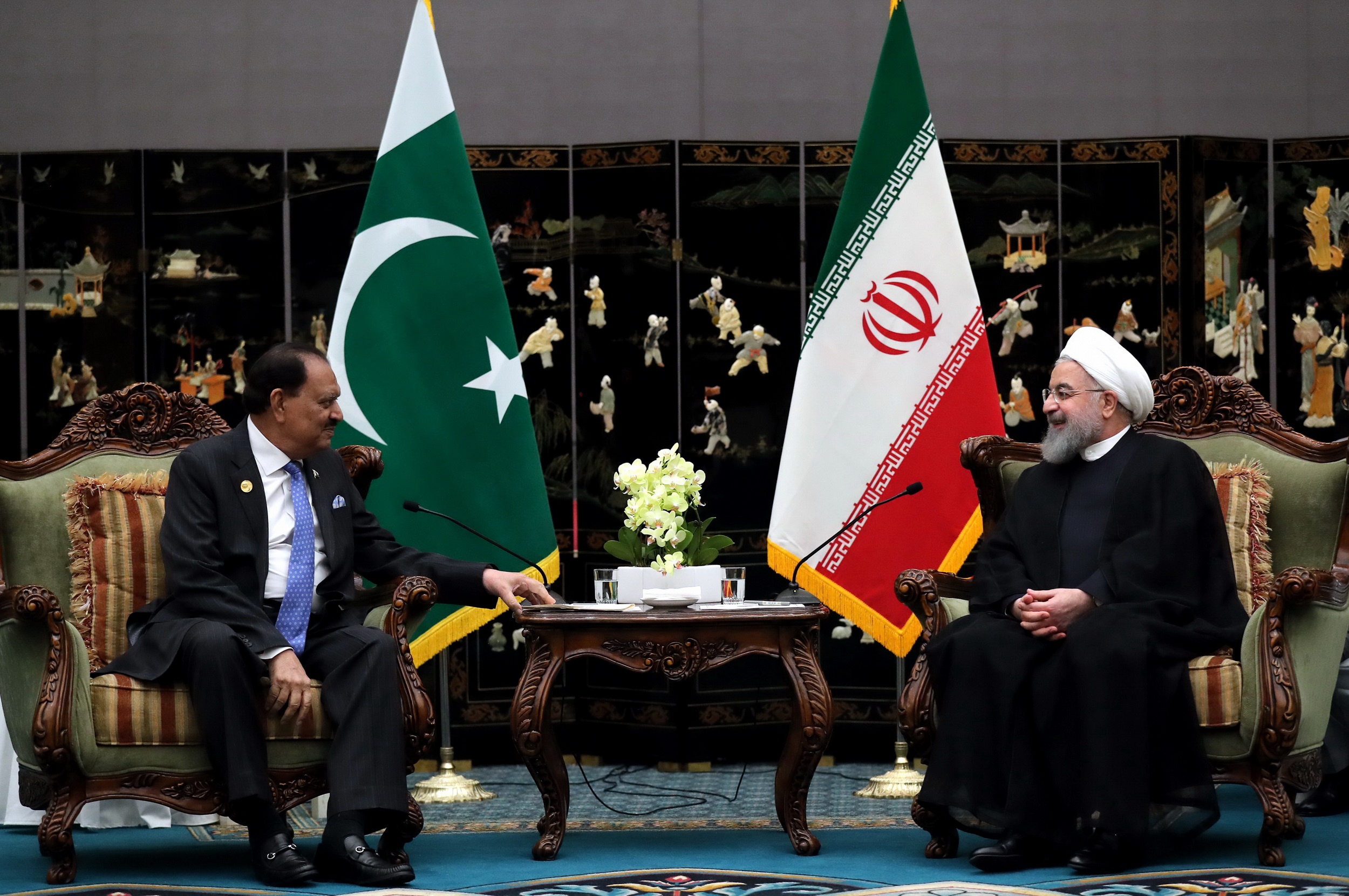 روحانی در دیدار با همتای پاکستانی: مرزهای مشترک، باید همواره امن باشند