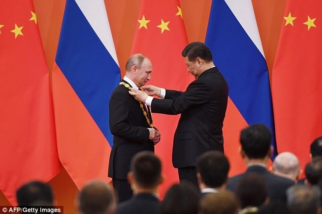 تصاویر| شی‌جینپینگ با اهدای یک مدال، پوتین را ستایش کرد