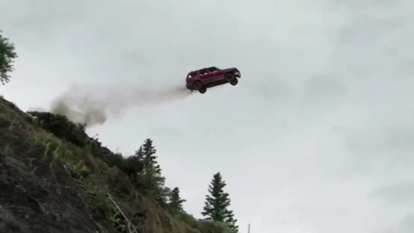 فیلم | پرت کردن خودرو به دره؛ رسم عجیب آلاسکایی‌ها!