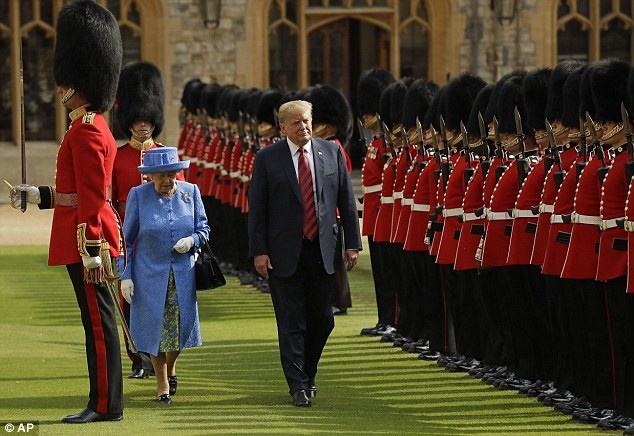 فیلم | سوتی جدید ترامپ: به ملکه دست زد، به او پشت کرد و جلوی او راه رفت!