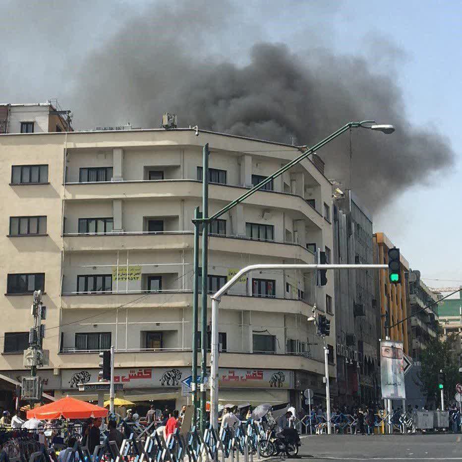 عکس | آتش‌سوزی پاساژ کامپیوتر در چهارراه ولیعصر تهران