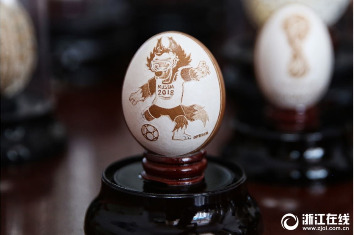 تصاویر | حکاکی نماد جام‌جهانی روی پوست تخم‌مرغ
