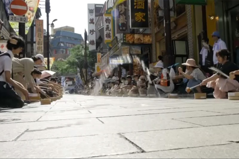 فیلم | اقدام عجیب ژاپنی‌ها برای خنک‌کردن هوای ۴۱ درجه!