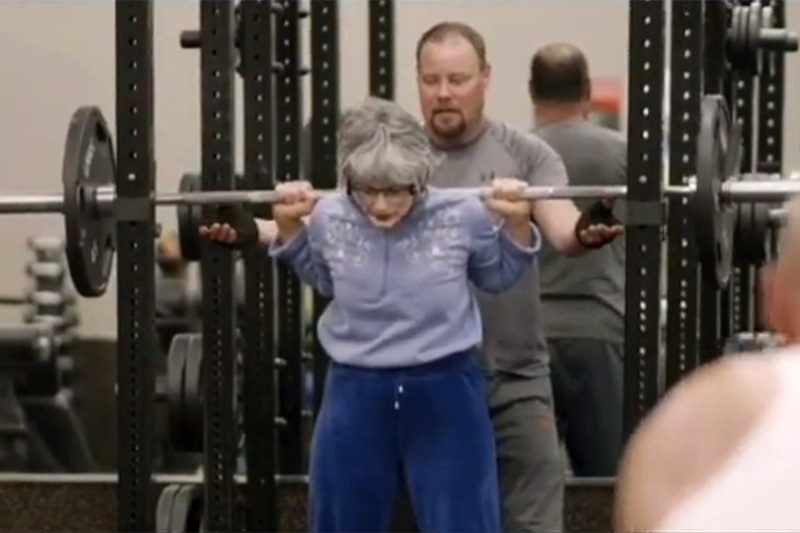 فیلم | وزنه زدن مادربزرگ در باشگاه بدنسازی!