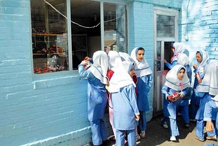 بیشترین تخلفات تغذیه‌ای در مدارس فارس، فروش ساندویچ سوسیس و کالباس بود