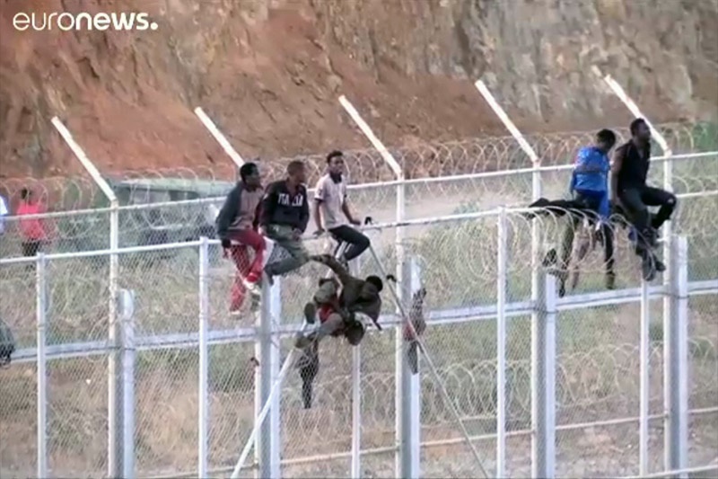 فیلم | حمله ۸۰۰ مهاجر به مرز اسپانیا