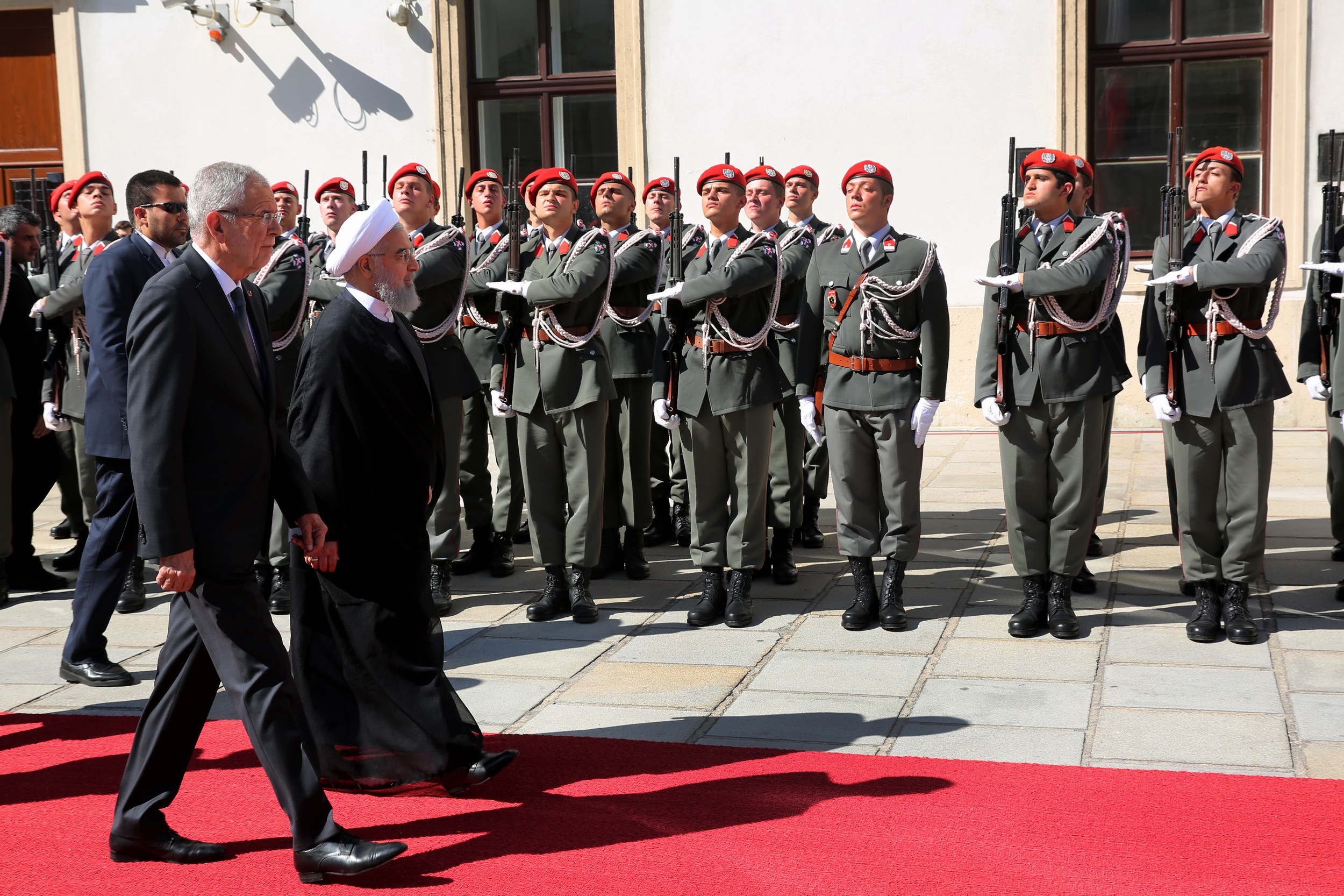 تصاویر | استقبال رسمی رئیس‌جمهور اتریش از روحانی
