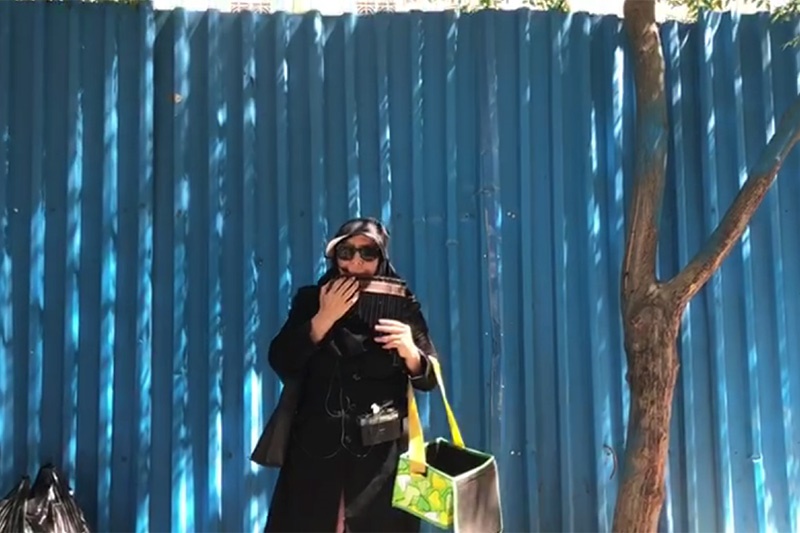 فیلم | فلوت‌نوازی یک زن در راسته بازار تهران