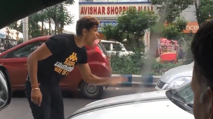 فیلم | ببینید این راننده چطور عمدا مردی را زیر می‌گیرد!