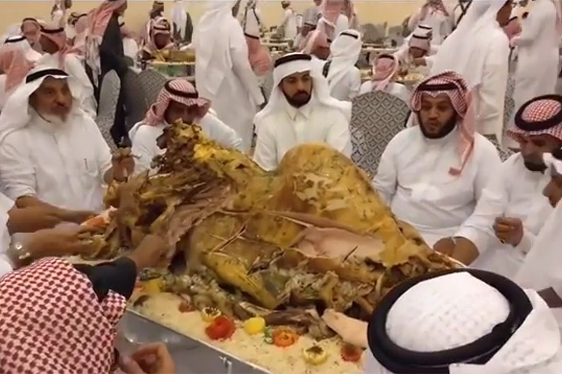 فیلم | ضیافت شام به سبک شیوخ عرب: هر میز یک بره درسته!