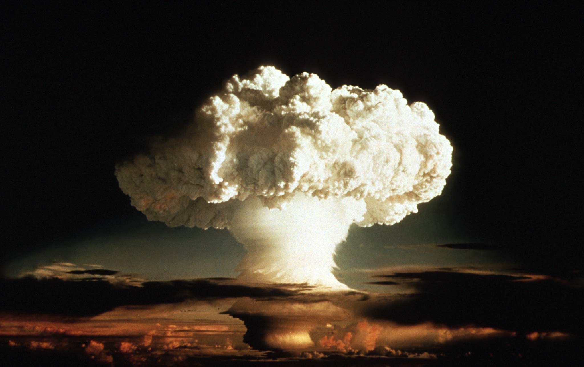 فیلم | انفجار بمب هیدروژنی؛ این قدرت عظیم ۱۰ میلیاردم خورشید است!