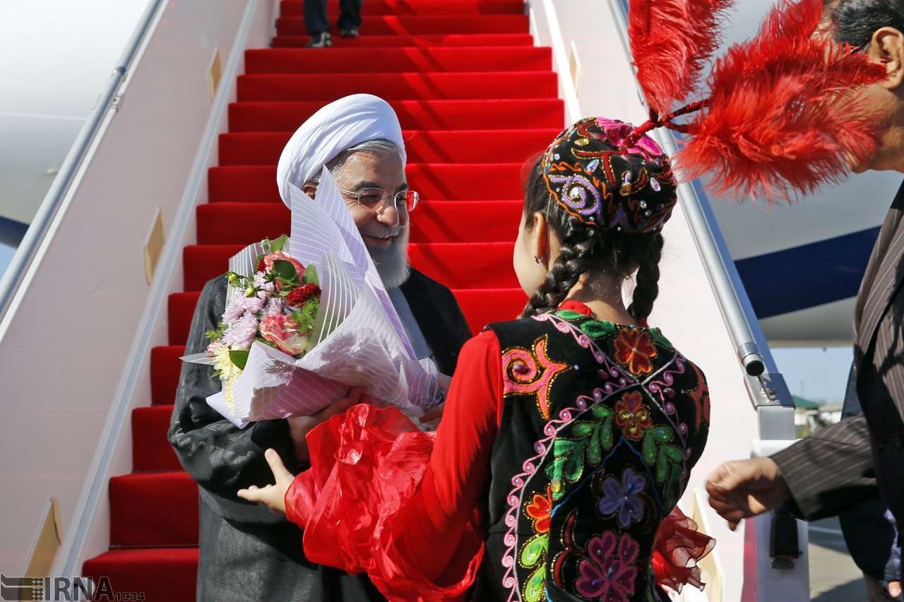 عکس | پوشش جالب دختر قزاق در استقبال از روحانی