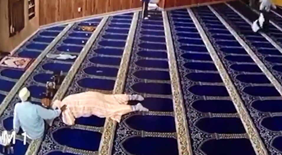 فیلم | حمله وحشیانه با عصا به نمازگزاران مسجد
