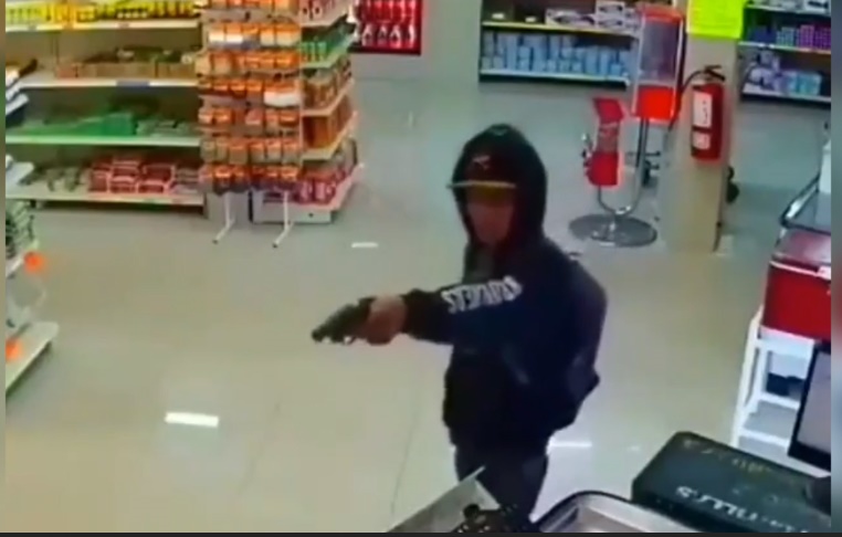 فیلم | واکنش سریع مشتری سوپرمارکت مقابل یک سارق مسلح
