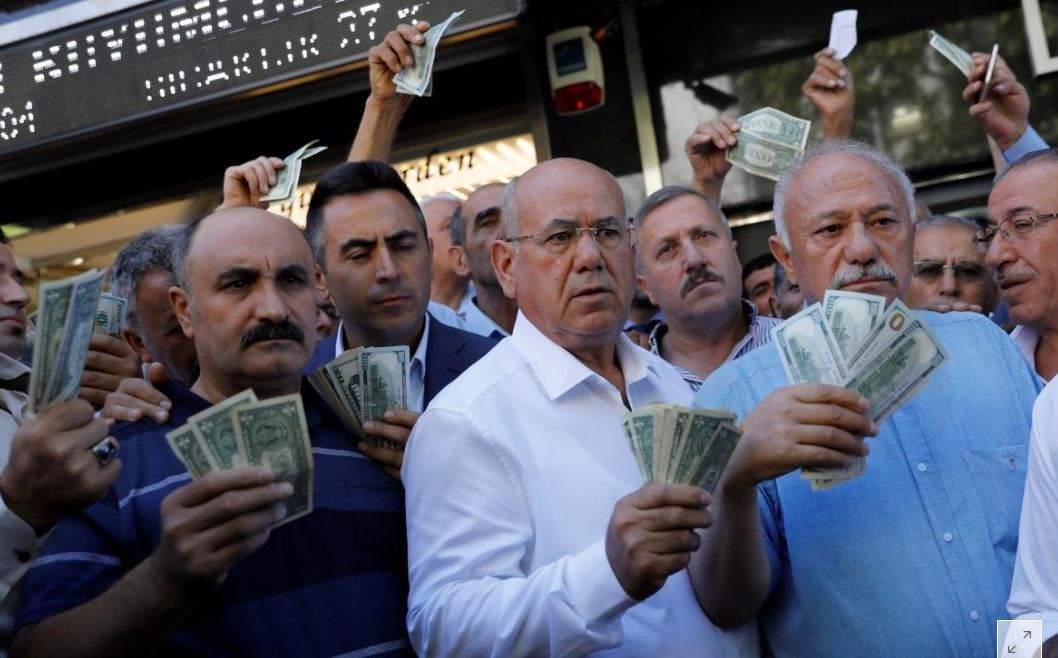 تصاویر | تلاش مردم ترکیه برای حفظ ارزش پول ملی | از آتش زدن دلار تا فروش ارزهای اضافی
