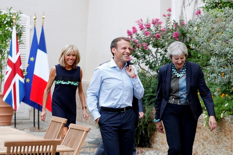 امانوئل ماکرون به همراه همسرش در کنار ترزا می در جنوب فرانسه | عکس از رویترز