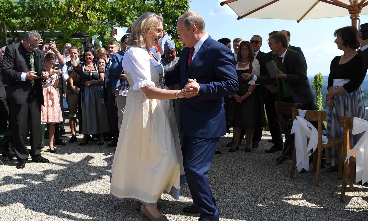 تصاویر | حاشیه‌های مراسم عروسی وزیرخارجه اتریش | از رقص پوتین با عروس تا لباس عجیب وزیردفاع