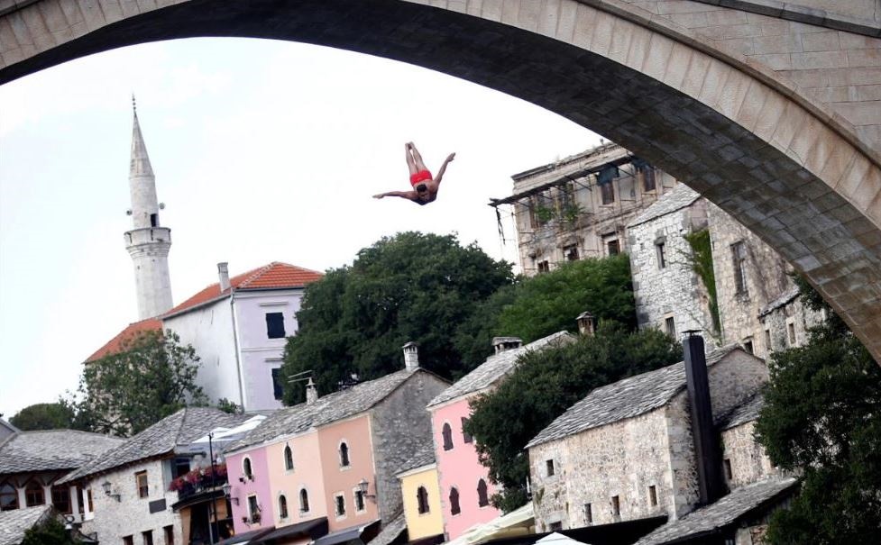 تصاویر | شیرجه زدن از پل ۲۴ متری برای تست شجاعت!