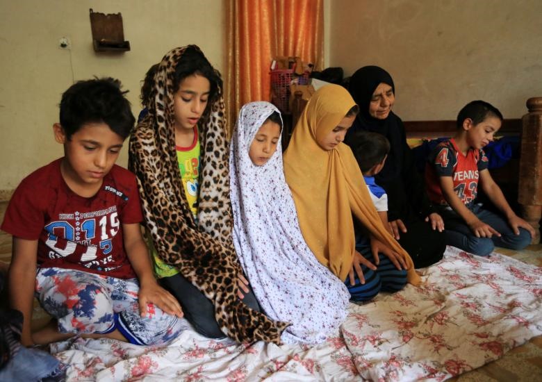تصاویر  | ۲۲ نوه این مادر بزرگ را داعشی‌ها یتیم کردند