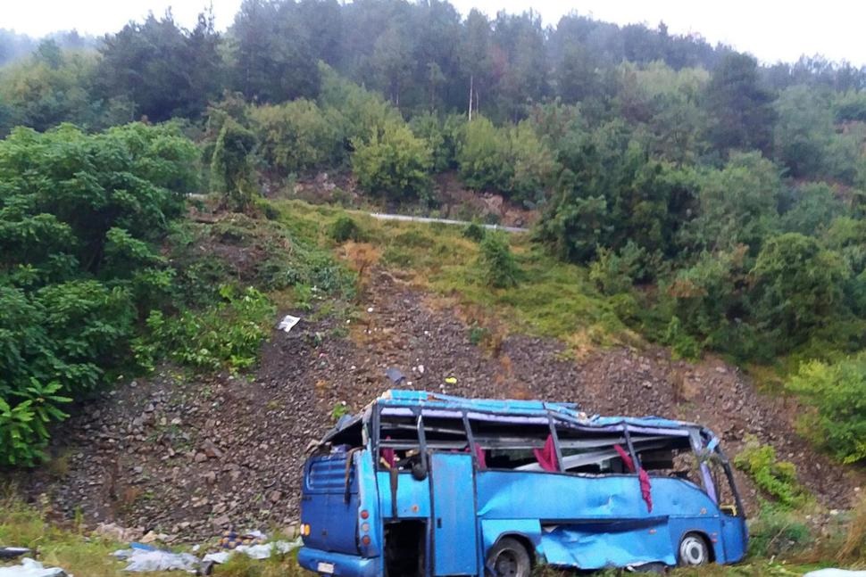 تصاویر | واژگونی اتوبوس توریستی در بلغارستان با ۱۶ کشته
