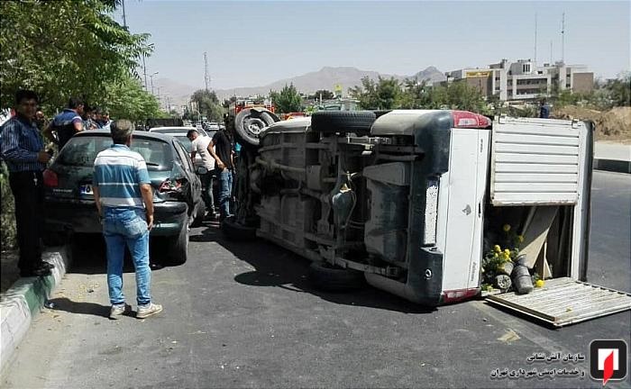 تصاویر | واژگونی وانت بار حامل گل در جنوب تهران