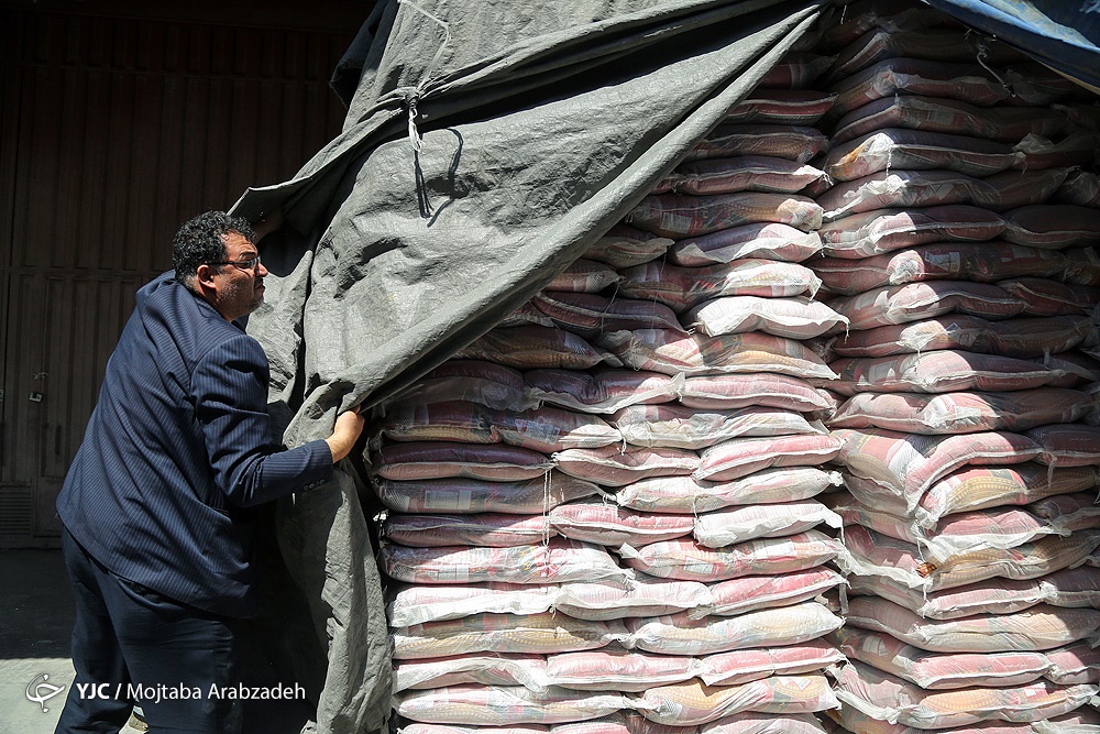 تصاویر | از برنج و کاغذ تا نخ خیاطی در انبار احتکار کالا