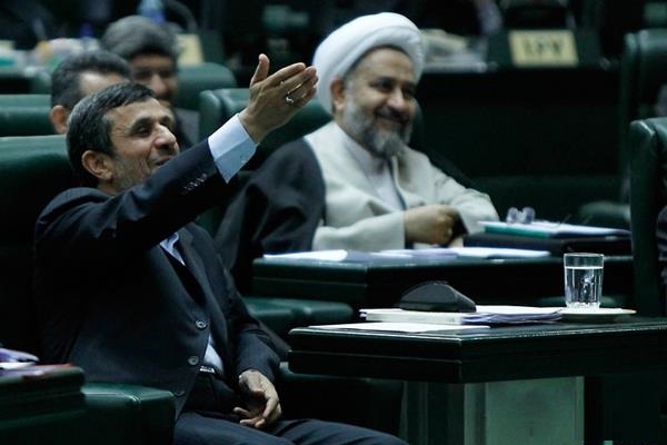 احمدی‌نژاد به سوال نمایندگان مجلس چگونه پاسخ داد؟