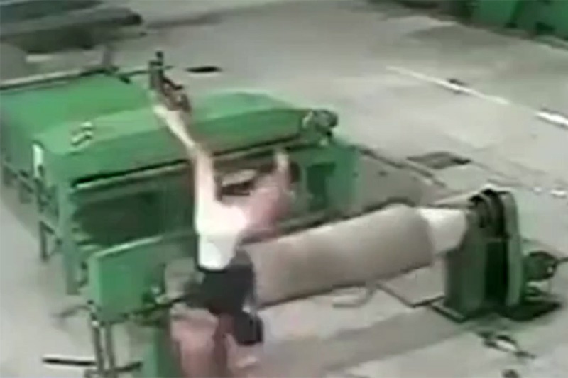 فیلم | مرگ دلخراش یک کارگر لای دستگاه کارخانه (۱۶+)