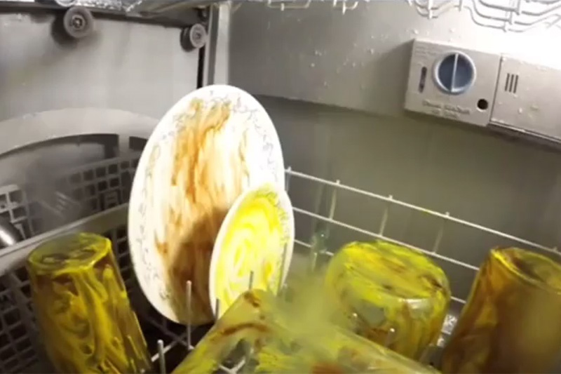 فیلم | ماشین ظرف‌شویی این‌طور ظرف‌ها را می‌شوید