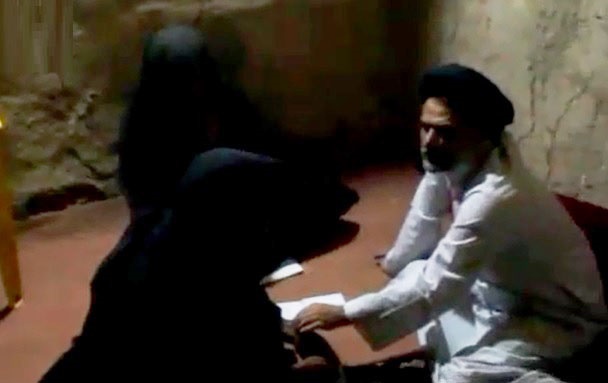 فیلم | روحانی پزشکی که داوطلبانه به مردم سیستان و بلوچستان آموزش می‌دهد