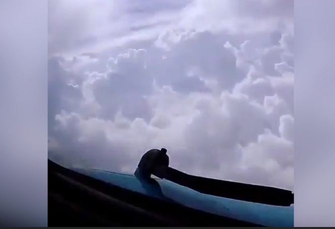 فیلم | از بالای ابرها تا باند فرودگاه از پنجره خلبان